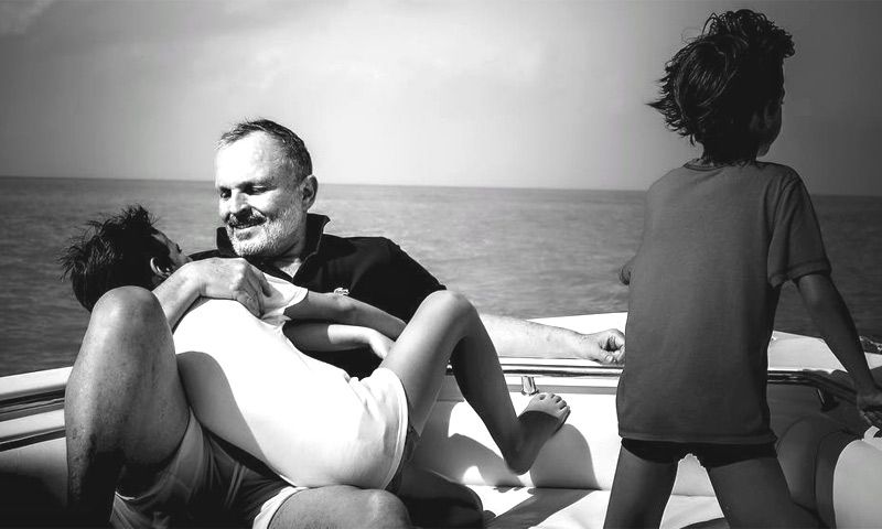 Miguel Bosé se refugia en sus hijos y comparte las imágenes más familiares