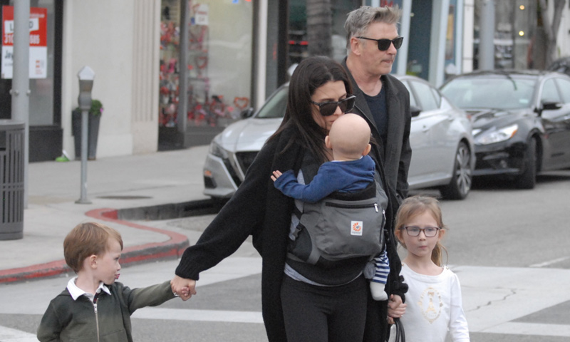 Hilaria y Alec Baldwin disfrutan de un día en familia con su 'mini-ejército' particular