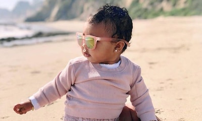 True, la hija de Khloé Kardashian, una simpática modelo en la playa