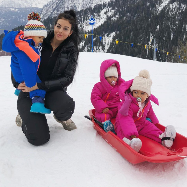 La divertida escapada a la nieve de Georgina Rodríguez con sus 'peques'