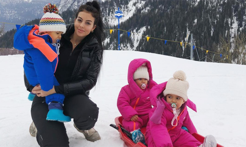 La divertida escapada a la nieve de Georgina Rodríguez con sus 'peques'