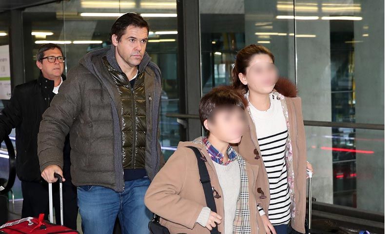 Luis Alfonso de Borbón regresa a España con sus hijos tras ser padre por cuarta vez