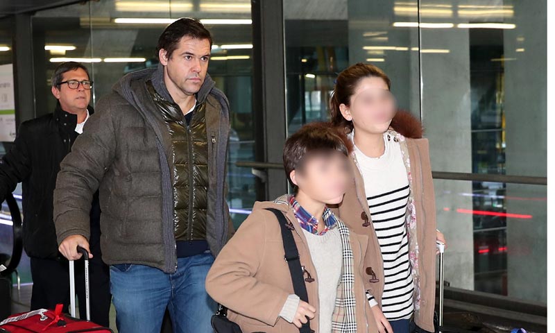 Luis Alfonso de Borbón regresa a España con sus hijos tras ser padre por cuarta vez