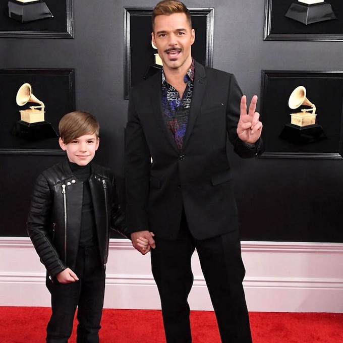  Matteo, el hijo de Ricky Martin, eclipsa a su padre en la alfombra roja de los Grammy