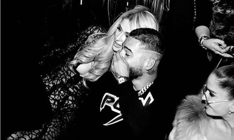 ¿Qué hace Maluma contándole secretos al oído a Paris Hilton?