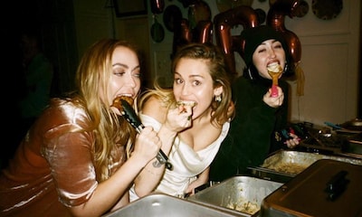 Arrasando en el buffet o jugando con su perro: las fotos más locas de la boda de Miley Cyrus y Liam Hemsworth