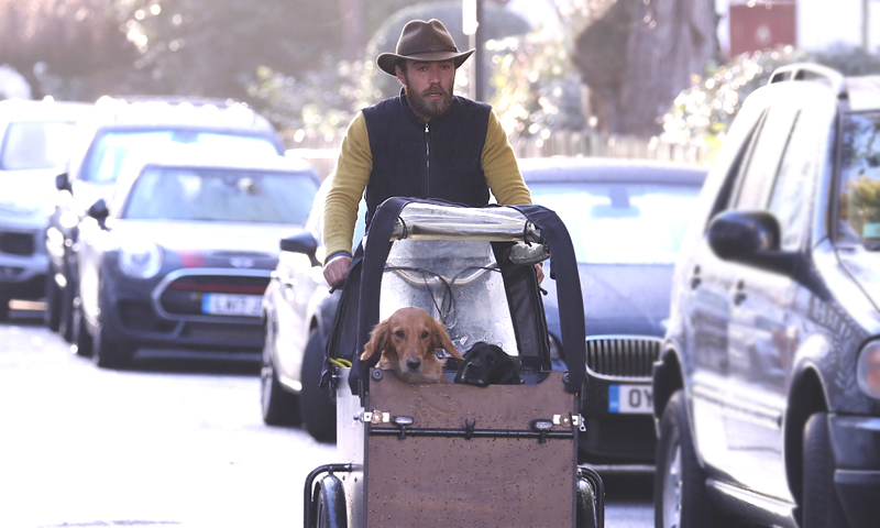 Los perros de James Middleton acaparan todas las miradas en su peculiar paseo en bici