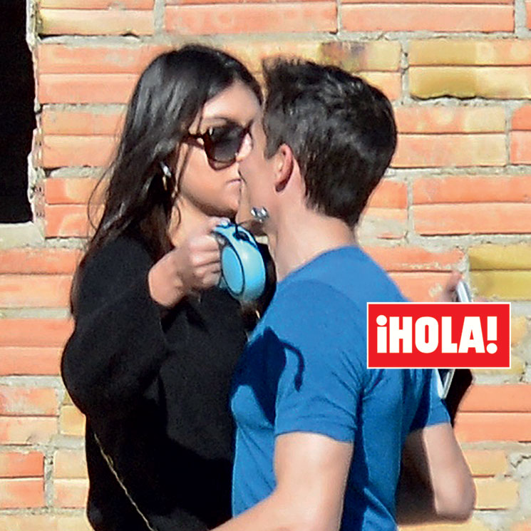 Exclusiva en ¡HOLA!: Lucía Rivera y Marc Márquez, el primer beso de la pareja del momento