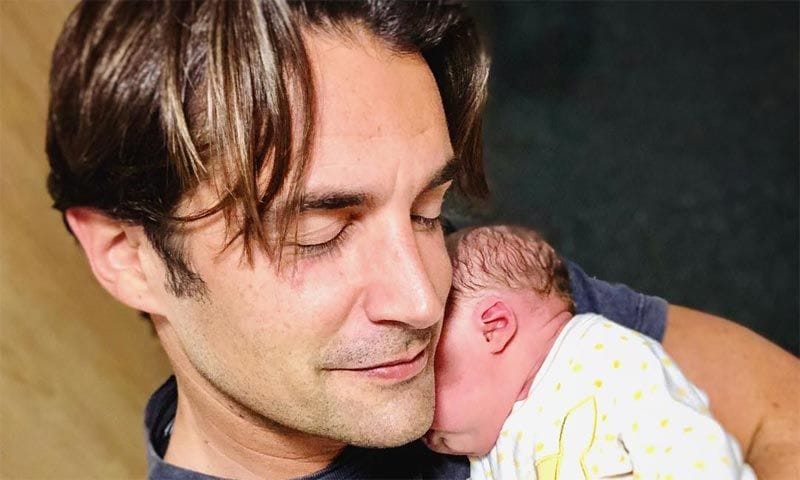 Álex Adrover, todo ternura con su hija dos días después de nacer