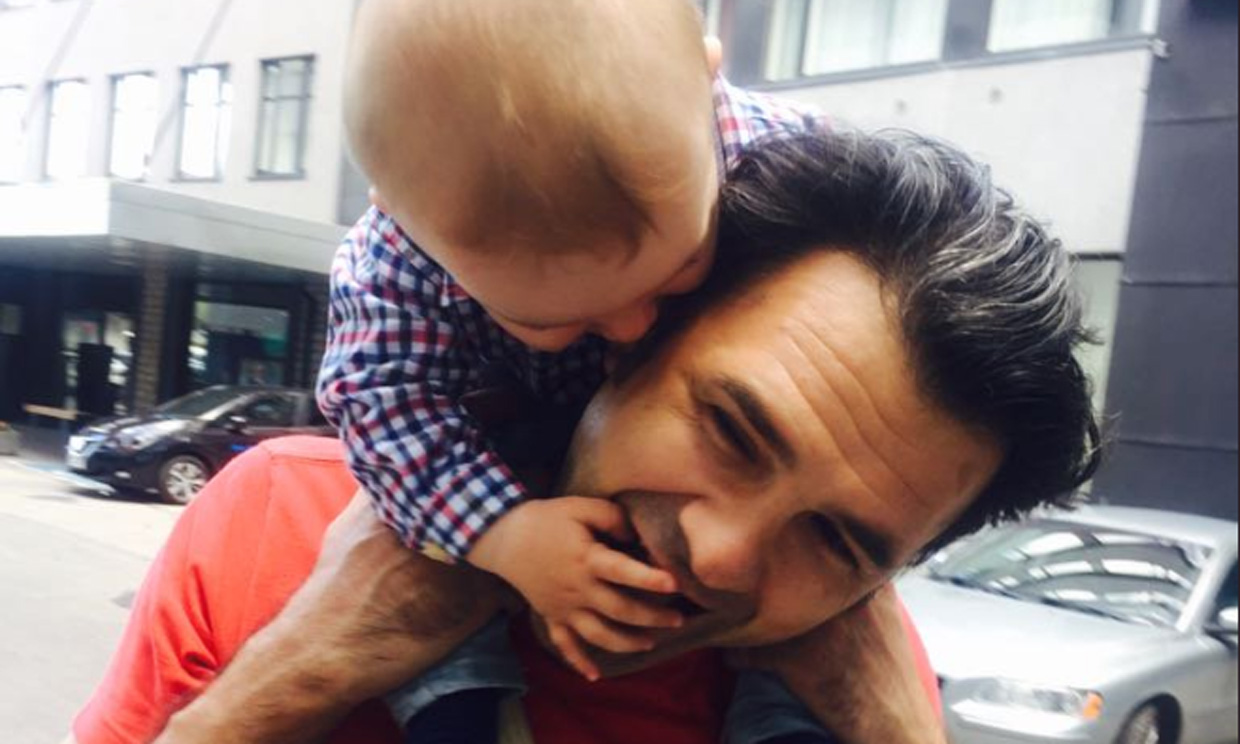Iñaki López se queja en Twitter de lo que pasa cuando sale a pasear con su hijo