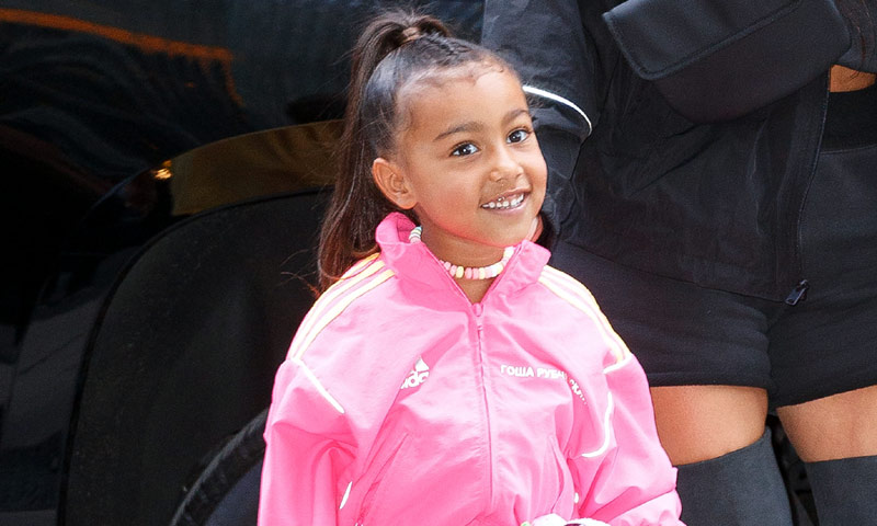 El ritmo de North West bailando animadísima en un espectáculo de su padre