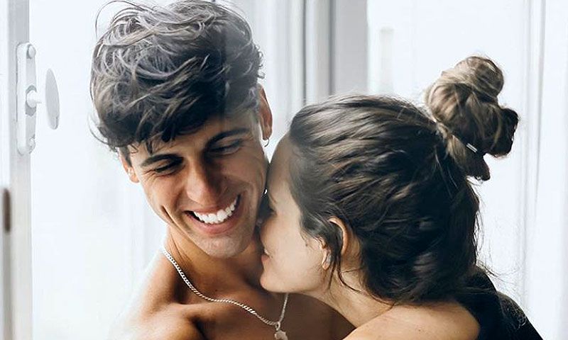 Laura M. Flores celebra el cumpleaños de su novio con una romántica cena en el desierto