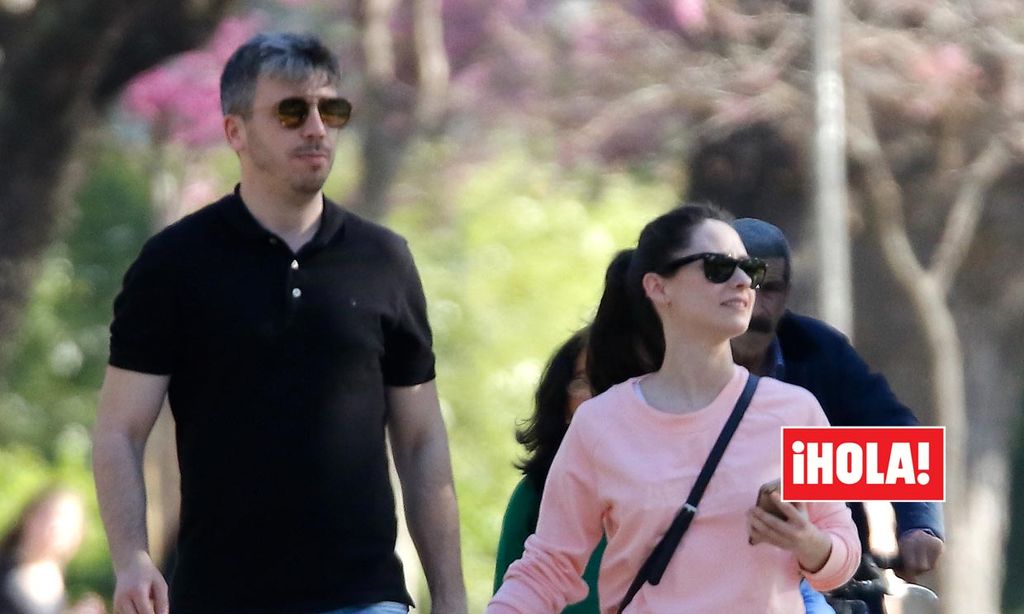 EXCLUSIVA: Elena Rivera, Karina en 'Cuéntame', recorre Sevilla de la mano de su novio