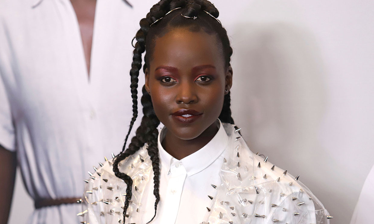 Lupita Nyong'o cambia de registro dentro y fuera de la pantalla