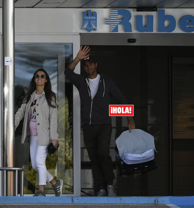 Ana Boyer y Fernando Verdasco abandonan el hospital con su hijo Miguel