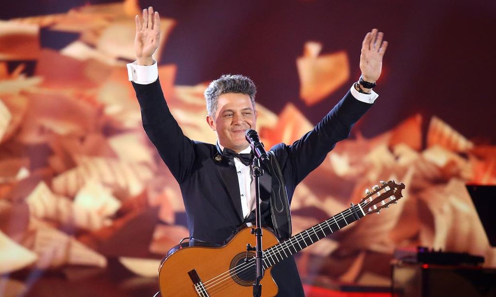 Alejandro Sanz vuelve a cantar al amor... ¡y no regresa solo!