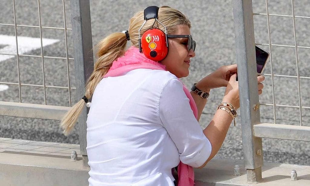 Corinna Schumacher, espectadora de excepción en el debut de su hijo al volante de un Ferrari
