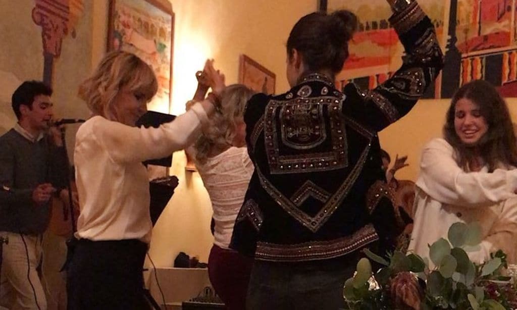 Eugenia Martínez de Irujo y Cayetana Rivera se arrancan por sevillanas en La Pizana