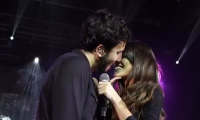 Sebastián Yatra besa a Tini Stoessel en pleno escenario