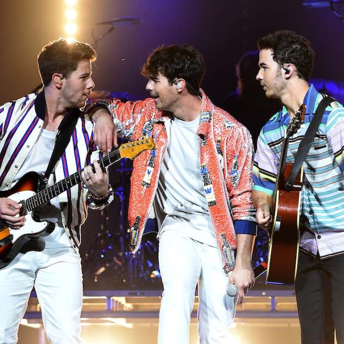 ¡Los reyes de la pista! Los Jonas Brothers sorprenden con un show improvisado en un local universitario