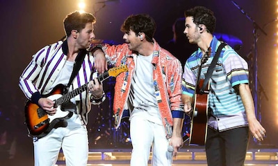 ¡Los reyes de la pista! Los Jonas Brothers sorprenden con un show improvisado en un local universitario