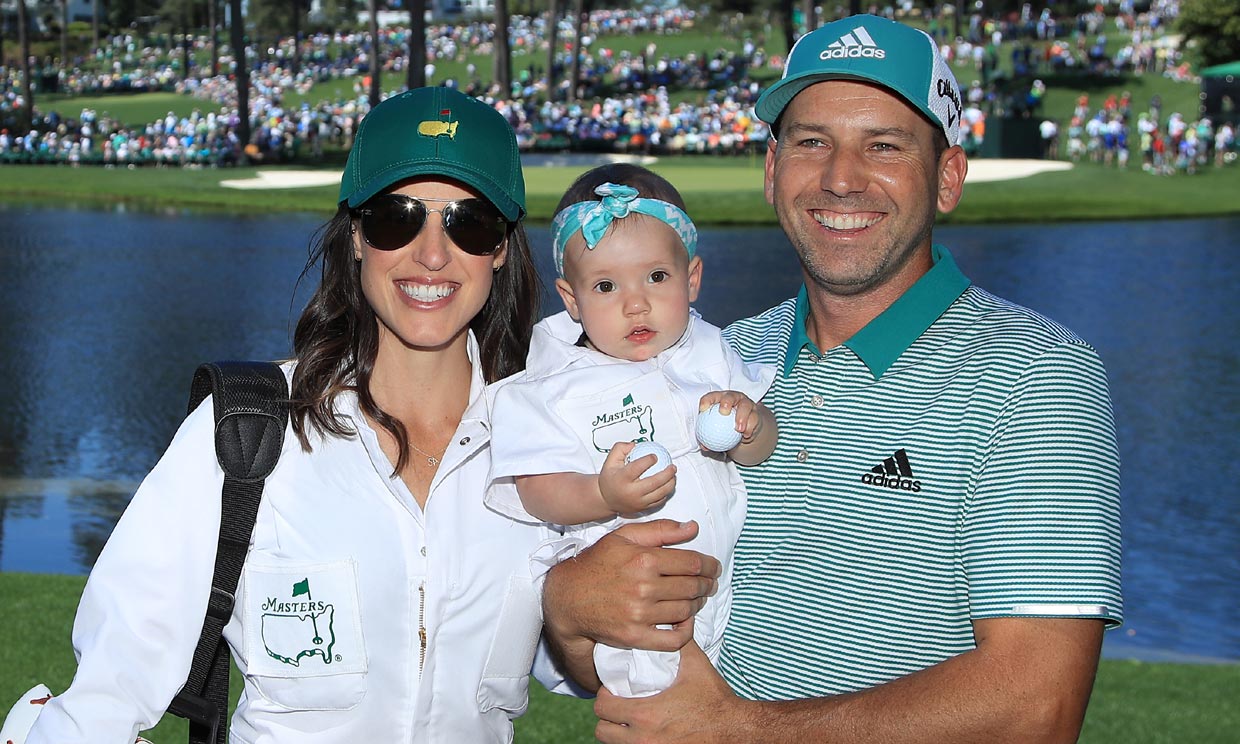 El golfista Sergio García presume de 'mini caddie' en el campo