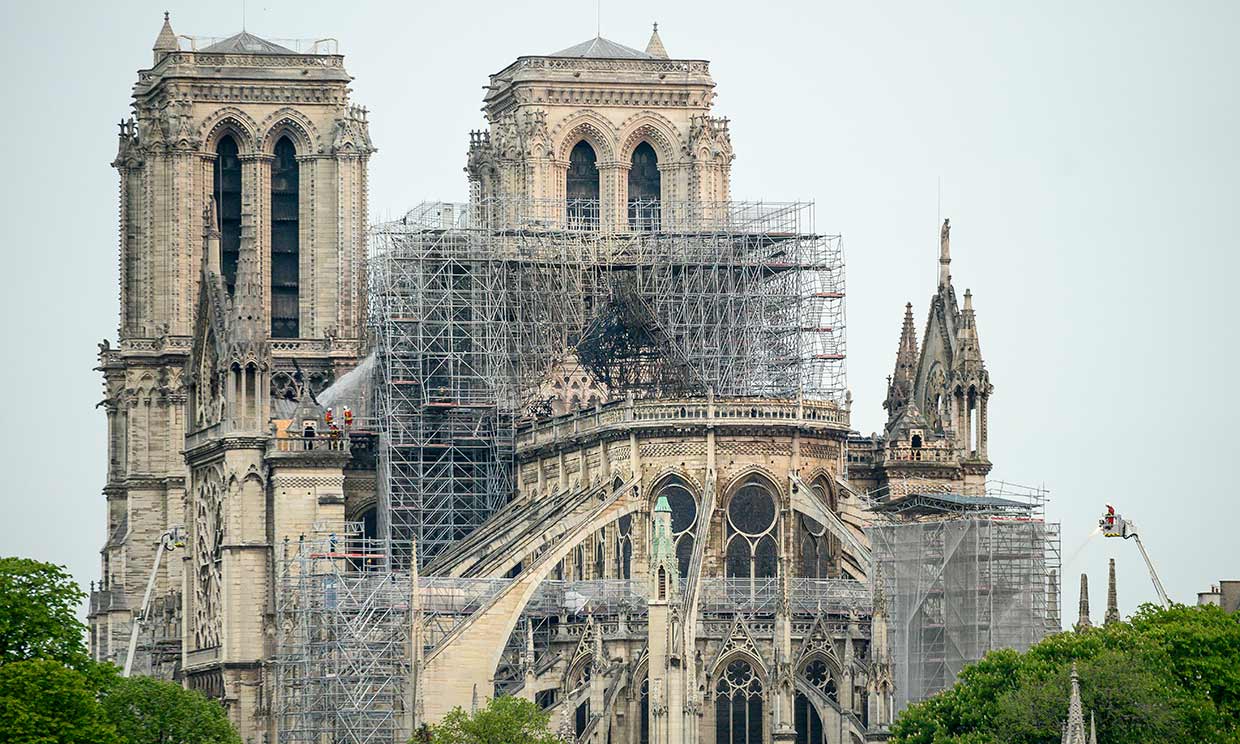 Personalidades de todos los ámbitos manifiestan su conmoción ante la tragedia de Notre Dame