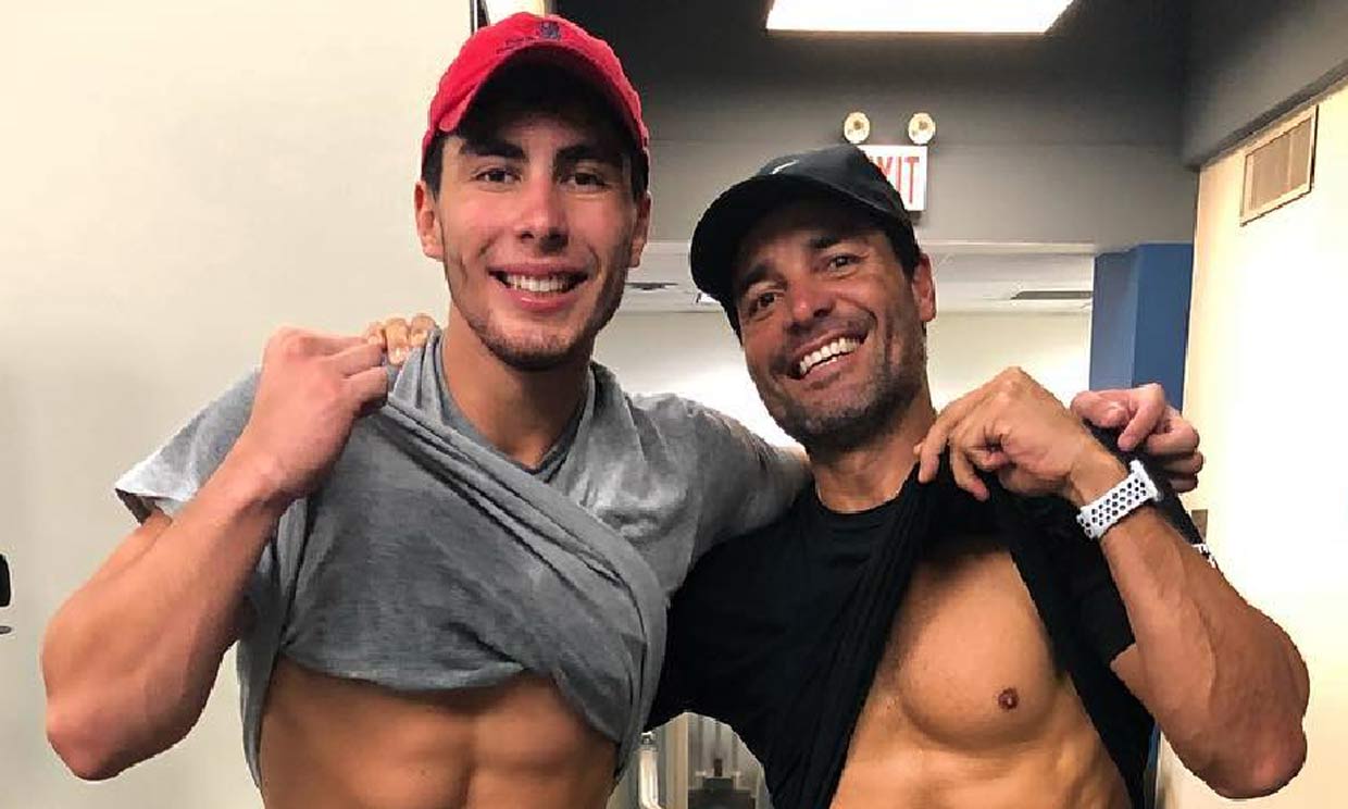 ¡Sigue levantando pasiones! Chayanne presume de abdominales a sus 50 años con su hijo