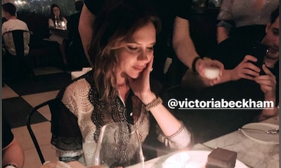 Victoria Beckham celebra por adelantado su cumpleaños con tarta, velas y rodeada de amigos