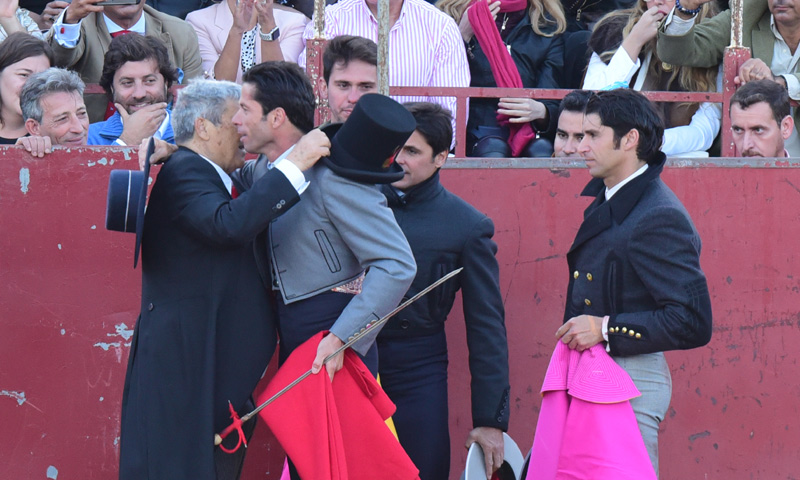 Emotivo y muy familiar: así ha sido el reencuentro de los Rivera en los ruedos para homenajear a su tío