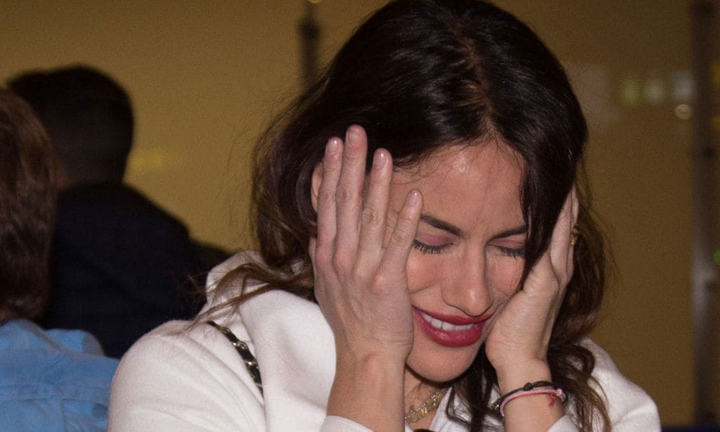 Una emocionada Mónica Hoyos y Chelo García Cortés, las últimas en poner rumbo a 'Supervivientes'
