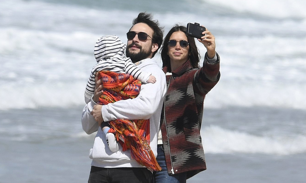 Elena Furiase y Gonzalo Sierra disfrutan de su paraíso particular con el pequeño Noah