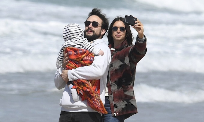 Elena Furiase con su novio y su hijo en la playa
