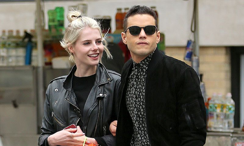 El romántico paseo del nuevo villano de James Bond, Rami Malek, con su chica, Lucy Boynton