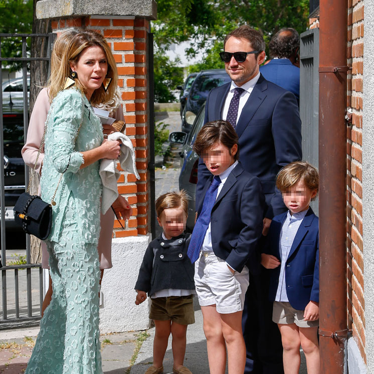 Amelia Bono y Manuel Martos, rodeados de la familia al completo, en la comunión de su hijo