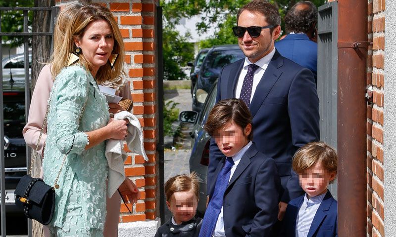 Amelia Bono y Manuel Martos, rodeados de la familia al completo, en la comunión de su hijo