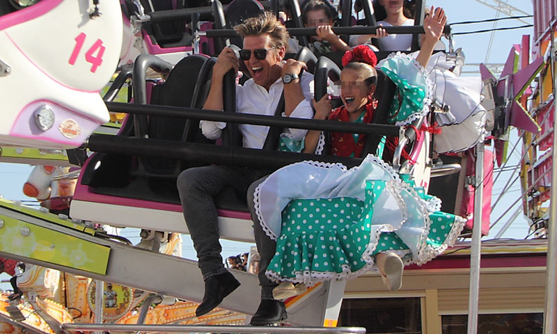 ¡Atracciones y algodón dulce! El Cordobés disfruta con su hija de la otra cara de la Feria de Abril