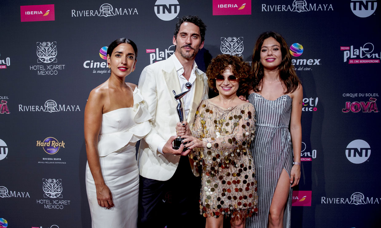 La emoción de Paco León, Inma Cuesta y Anna Castillo al ganar un Premio Platino por ‘Arde Madrid’