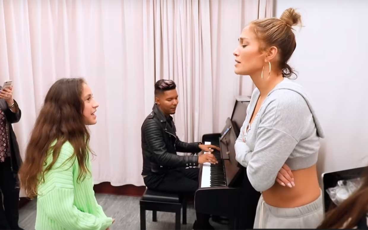 Jennifer Lopez escuchando a su hija cantar