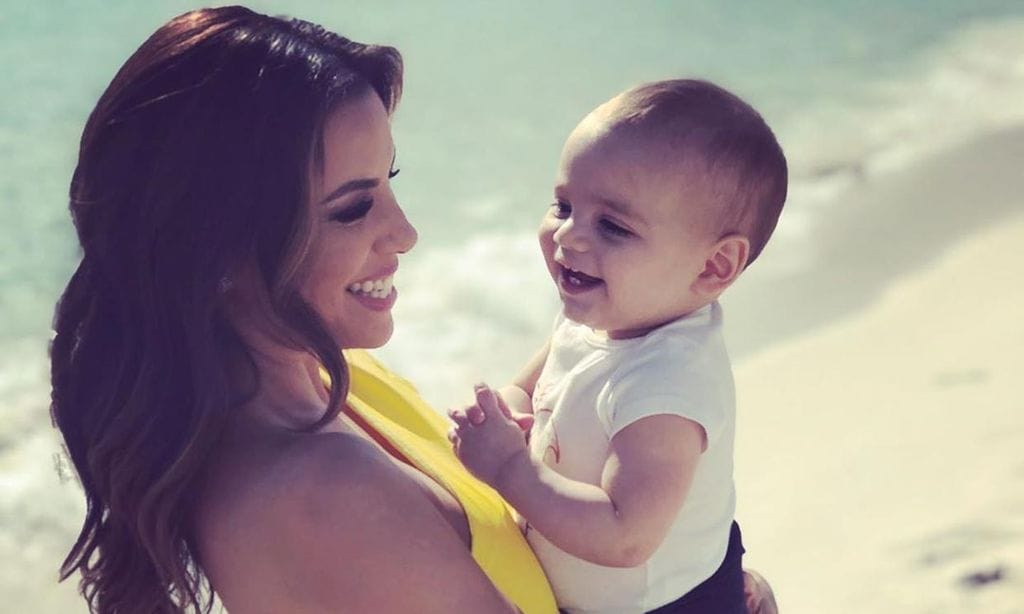 La divertida visita de Eva Longoria a la playa de Cannes con su hijo Santiago