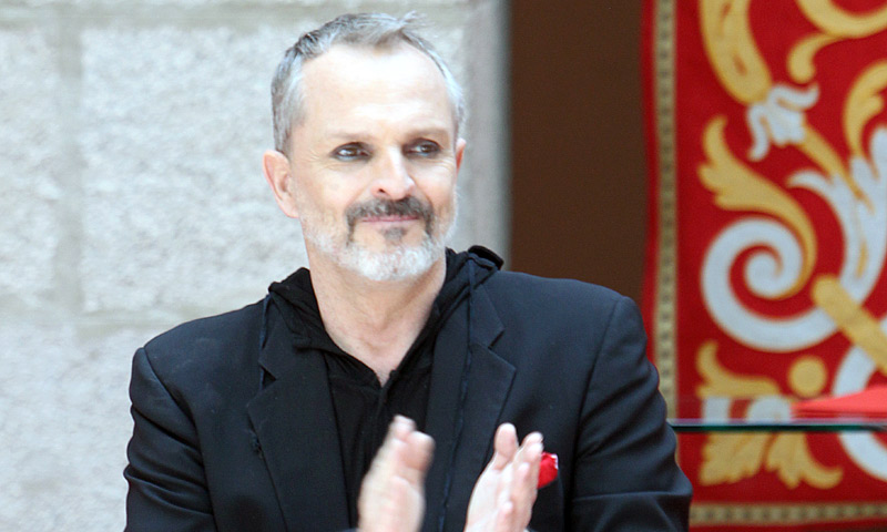 Miguel Bosé posa por primera vez con sus hijos en un estreno