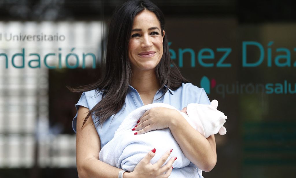 Begoña Villacís abandona el hospital con su hija, al más puro estilo Meghan
