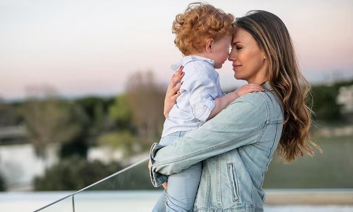 El hijo de Helen Lindes y Rudy Fernández tiene un 'equipo de guardianes' para cuidar de su hermanita