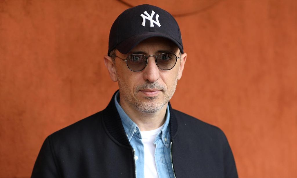 Gad Elmaleh, expareja de Carlota Casiraghi, en el tenis tras subirse a las tablas del teatro en París