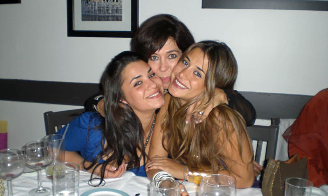 Elena Tablada con su madre y con su hermana