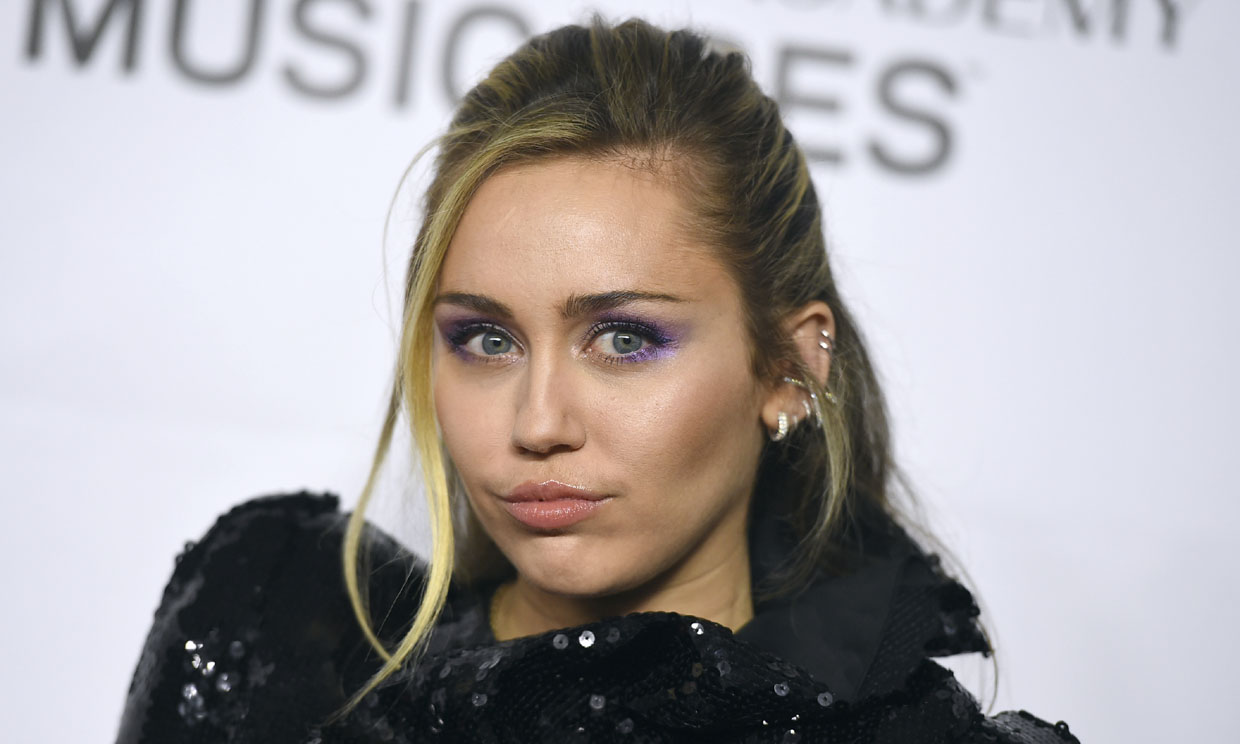 Miley Cyrus responde con un tuit al fan que le besó en el Primavera Sound