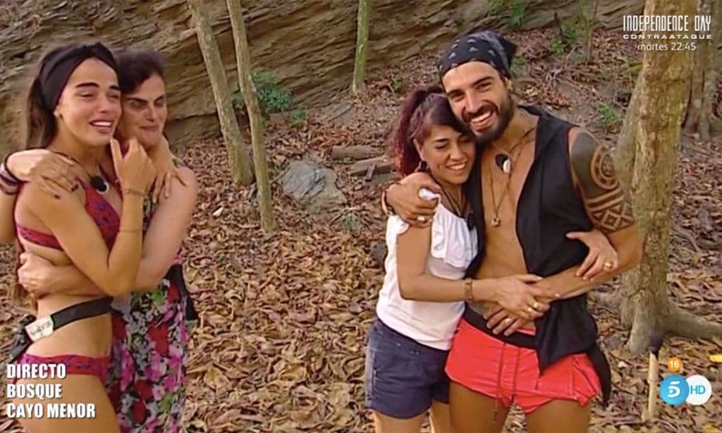 Violeta y Fabio por fin se reencuentran con sus madres en 'Supervivientes'