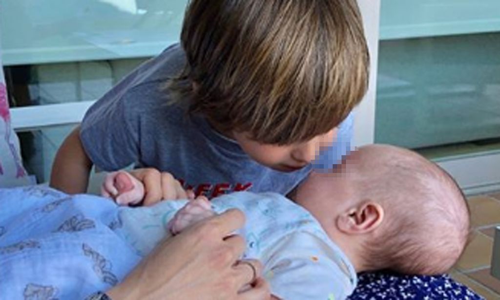 La Tierna Foto De Lucas Con El Hijo De Isabel Jimenez Que Derrite De Amor A Sara Carbonero