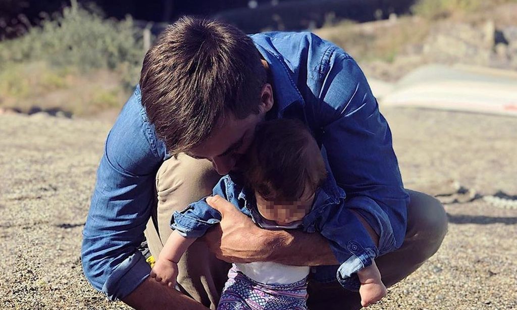El primer 'baño' en el mar de Lia, hija de Marc Clotet y Natalia Sánchez