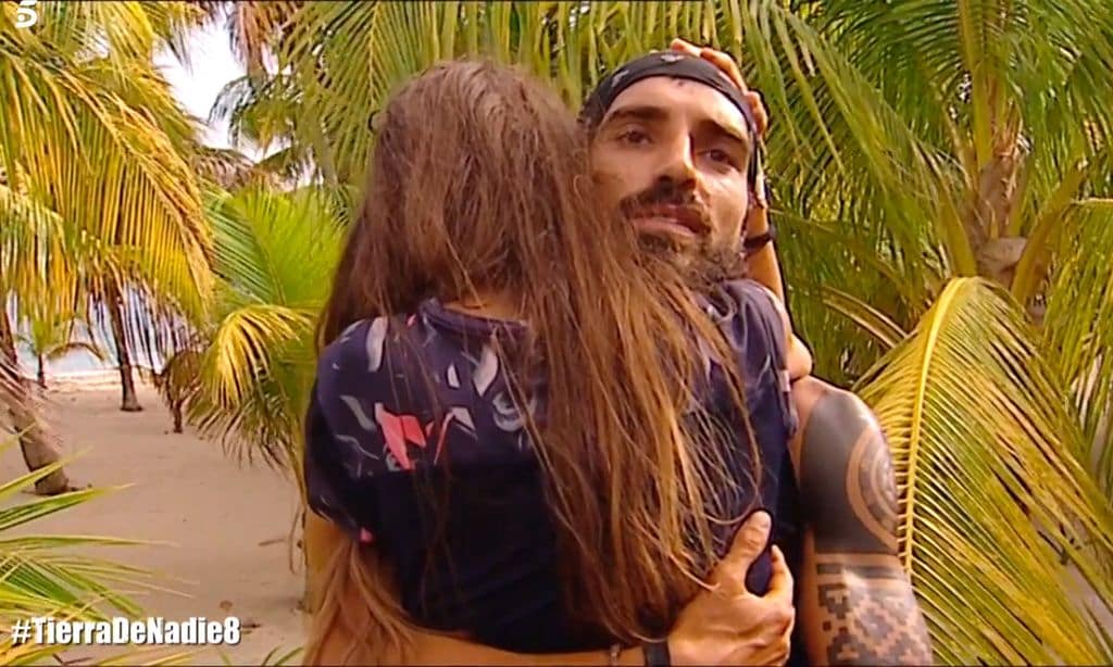 Violeta y Fabio anclan su futuro en una emotiva despedida: 'Fuera tenemos una vida juntos'